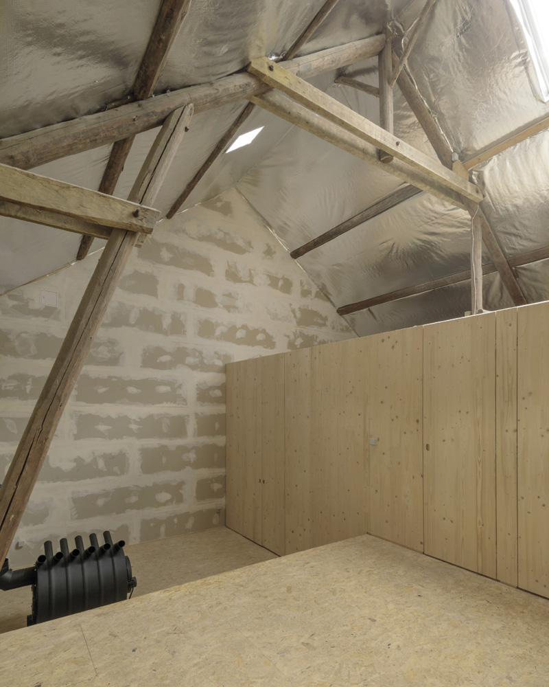 HAGHAB: A silver vapor barrier reflects the light, while a stove ensures winter comfort— achieving Existenzoptimum.