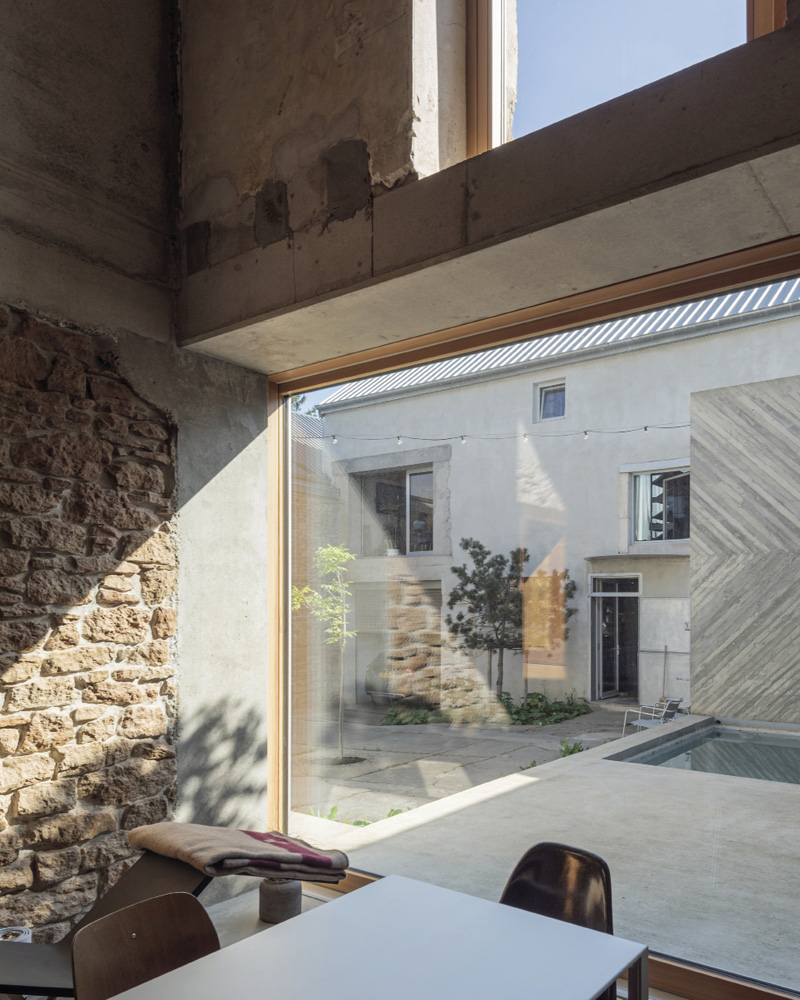 Broadway: It creates a home defined by bold cuts and daring interventions, producing while preserving patina.